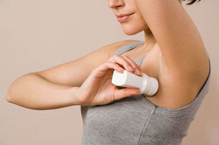 Hôi nách có thể xuất hiện ở bất kỳ ai, bao gồm cả nam và nữ.