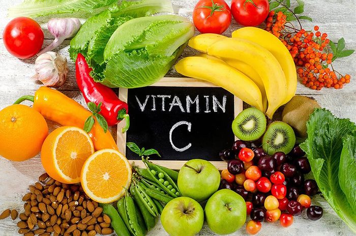 Tăng cường sức đề kháng bằng cách tiêu thụ nhiều rau xanh và trái cây giàu vitamin C.