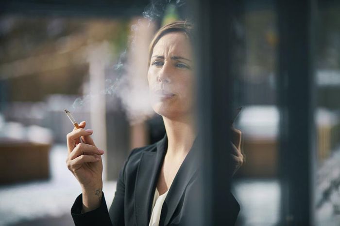 Viêm phế quản mạn tính thường được gây ra bởi thành phần độc hại trong thuốc lá.