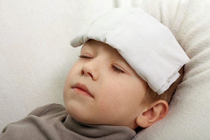 Cảm ở trẻ thường do nhiều loại virus gây ra, đặc biệt là Rhinovirus.