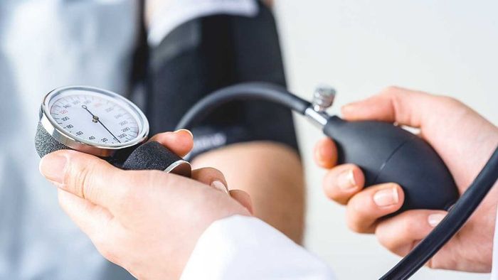 Huyết áp thấp thường có các dấu hiệu như hoa mắt và chóng mặt.