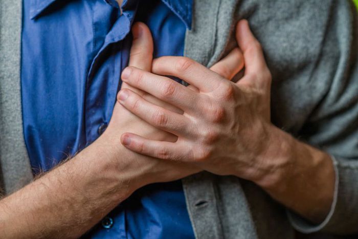 Cảm giác đau ngực thường xuất hiện khi hoặc thở sâu là một trong những triệu chứng của bệnh.