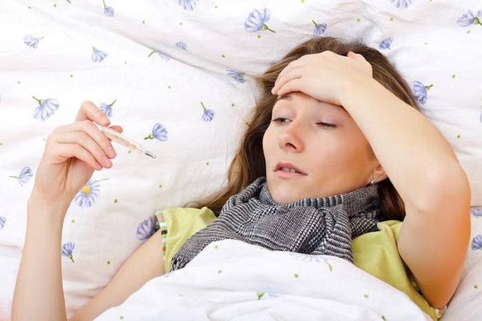 Sốt cao kéo dài là dấu hiệu điển hình của sốt virus.