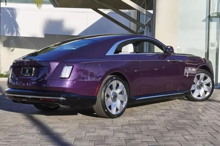 Nữ tỷ phú Madam Pang mua chiếc xe điện Rolls-Royce Spectre màu tím với giá hơn 20 tỷ đồng