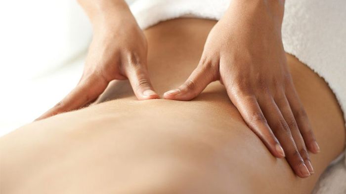 Đối với bệnh nhân đau lưng, việc sử dụng thuốc kết hợp với massage có thể giúp giảm đau hiệu quả.