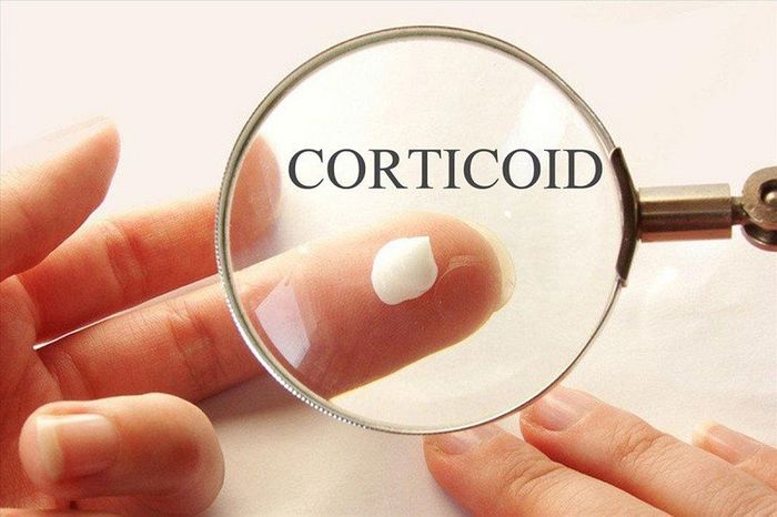 Việc sử dụng quá liều corticosteroid là một trong những nguyên nhân gây ra hội chứng Cushing