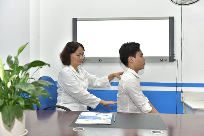 Khách hàng đến khám chuyên gia Cơ xương khớp MEDLATEC