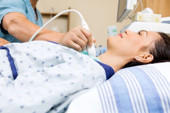 Sử dụng siêu âm là một trong những phương pháp giúp chẩn đoán bệnh Basedow