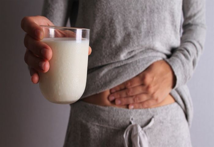 Bất dung nạp lactose gây ra nhiều triệu chứng khó chịu ở hệ tiêu hóa.