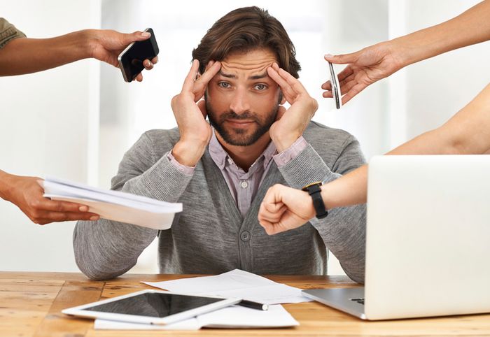 Đau đầu có thể do căng thẳng, stress kéo dài