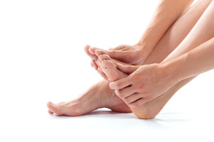 Gout cấp tính gây ra sưng viêm và đau nhức trong các khớp xương