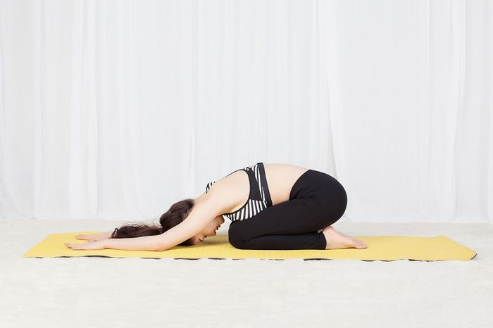 Tư thế em bé trong yoga giúp giãn cơ tốt