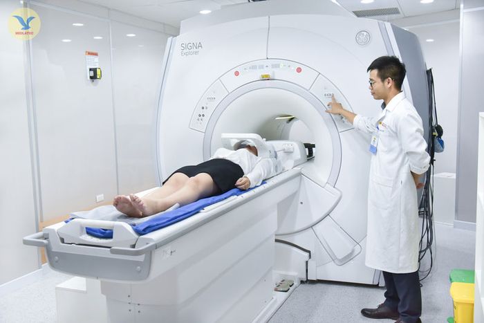 Chẩn đoán bệnh qua MRI hoặc CT