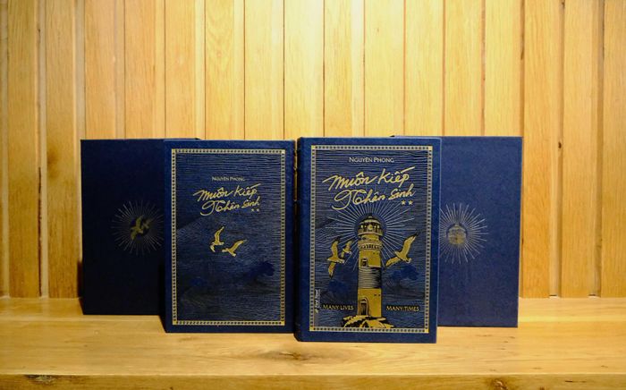 Những cuốn sách Many Lives Many Times tiếng Anh xếp chồng lên nhau, biểu tượng cho nguồn tài liệu học tiếng Anh dồi dào.