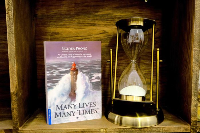 Trang sách Many Lives Many Times tiếng Anh đang mở, gợi ý việc luyện đọc để tăng vốn từ tiếng Anh.