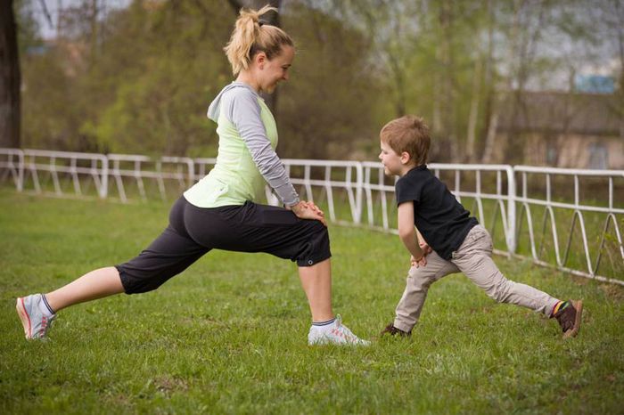 Ba mẹ cần xem xét chăm sóc con đúng cách để đề phòng dậy thì sớm