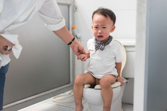 Táo bón là dấu hiệu của rối loạn tiêu hóa ở trẻ