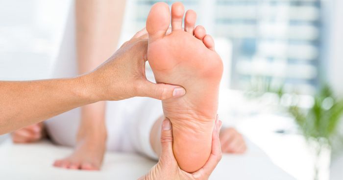 Tê chân kéo dài có thể là biểu hiện của một số bệnh lý.