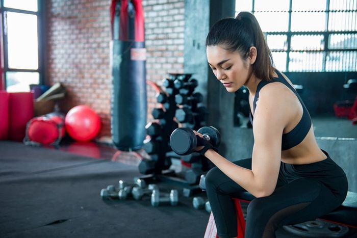 Hãy tránh những bài tập quá nặng và tập gym một cách cẩn thận để tránh gây chấn thương.