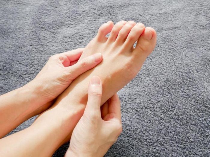 Hãy thực hiện vận động và massage chân tay thường xuyên để tránh tình trạng tê bì.