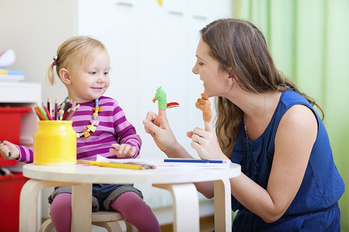 Để hỗ trợ trẻ phát triển kỹ năng vận động tinh thần, cha mẹ cần quan tâm và dành nhiều thời gian chơi cùng trẻ