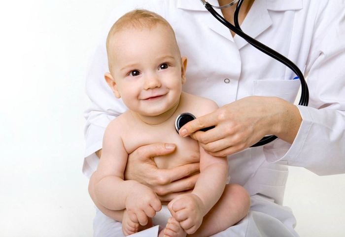 Khi thấy dấu hiệu bất thường ở bé, mẹ cần đưa bé đi khám ngay.