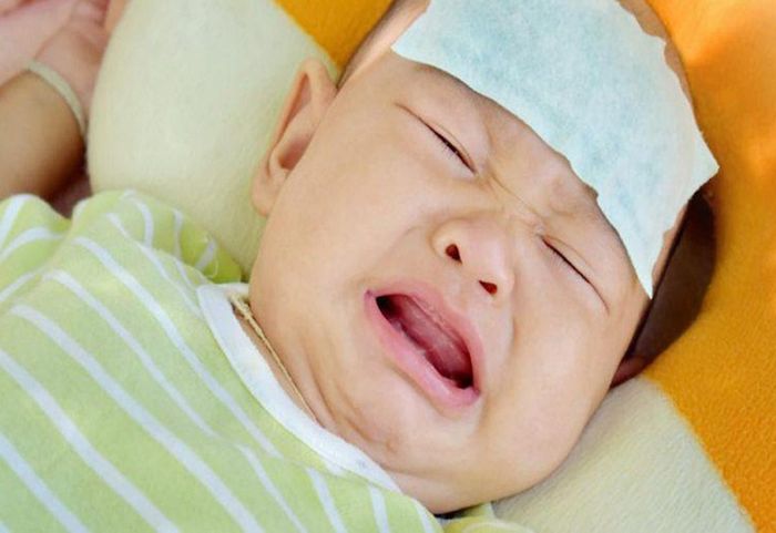 Trẻ thường hay khóc khi bị sốt.