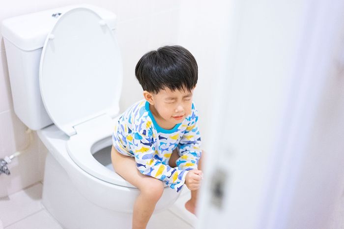 Các biểu hiện của bé khi bị rối loạn tiêu hóa thường là: nôn mửa, khó tiêu, táo bón, phân sống hoặc phân lỏng,...
