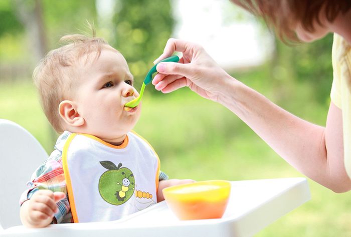 Nên cho bé ăn thực phẩm dạng lỏng để giảm đau rát trong khoang miệng.