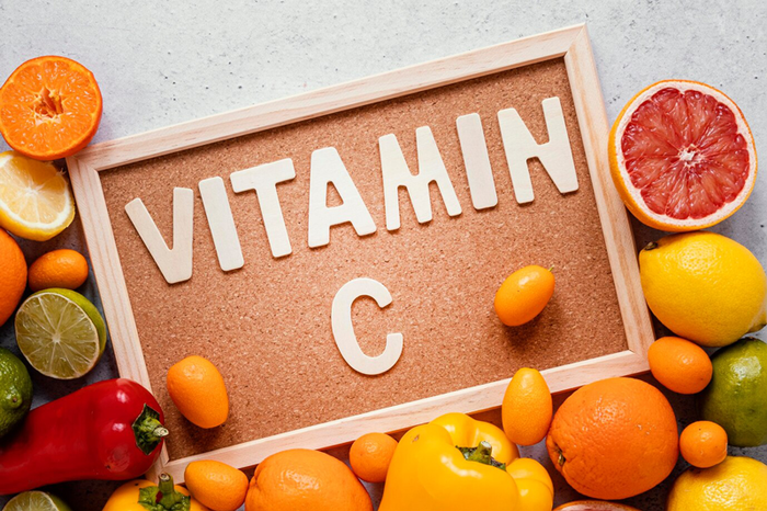 Vitamin C có nguồn gốc từ thực vật, chủ yếu trong cam và quýt.