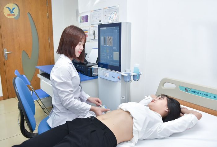 MEDLATEC sử dụng siêu âm đàn hồi gan Fibroscan để chẩn đoán bệnh gan nhiễm mỡ.