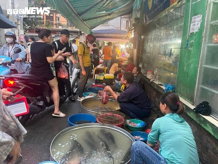 Giá cả hàng hóa đắt đỏ, nhiều bà nội trợ đau đầu tính toán cho từng bữa cơm gia đình.