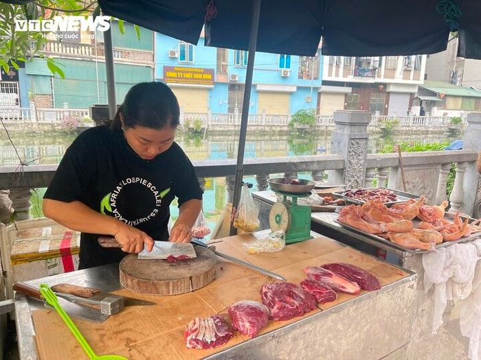 Mỗi khi giá thịt tăng cao, chị Xuân gặp khó khăn với việc thu hút khách hàng.