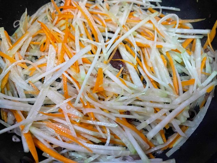 Món su hào xào trứng - giải pháp nhanh cho ngày bận rộn