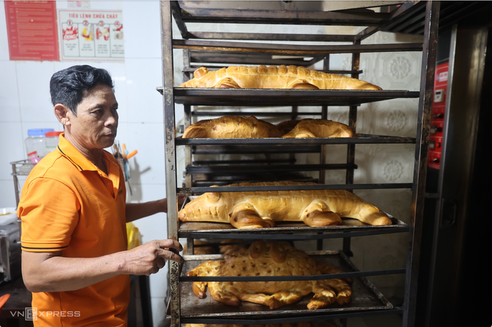 Bánh mì hình động vật khổng lồ tại Sài Gòn