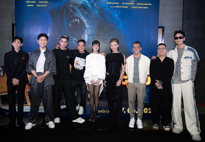 Đạo diễn Lê Thanh Sơn cùng các diễn viên trong phim 'Móng vuốt' - Ảnh: ĐPCC