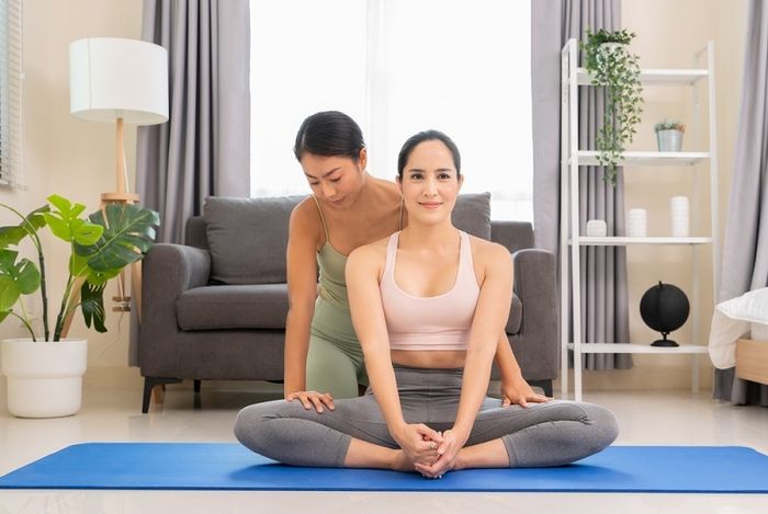 Thực hiện yoga dưới sự hướng dẫn của huấn luyện viên giúp đảm bảo tư thế chính xác và cải thiện tổn thương ở khớp gối.