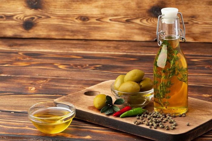 Thay thế dầu ăn bằng dầu olive hàng ngày giúp cân bằng cholesterol tốt