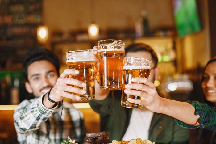 Uống quá nhiều rượu bia có thể làm suy giảm chức năng gan