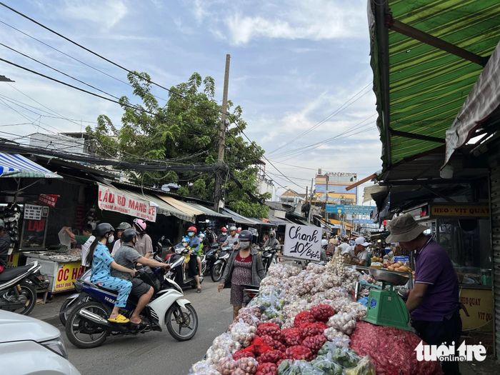 Đường hẹp, luôn đông đúc, và nhiều hộ gia đình cố tình chiếm dụng phần đường, khiến người tham gia giao thông phát điên. Do đó, việc bóp còi thường được coi là cách giải tỏa cơn giận - Ảnh: TRIỆU VÂN