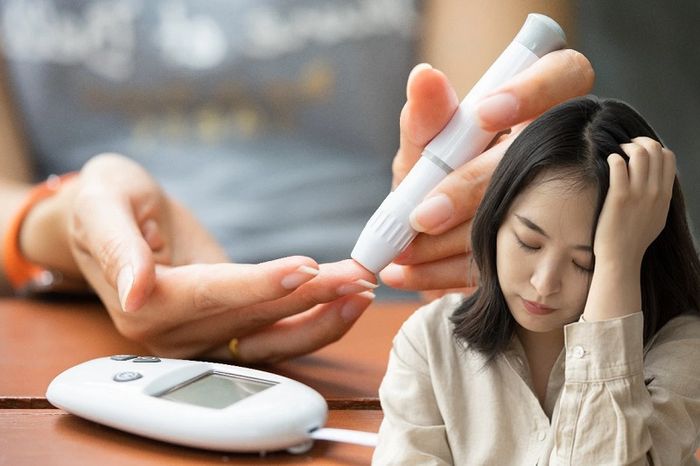 Tiểu đường có thể là kết quả của sự đề kháng hoặc thiếu hụt insulin, gây ra sự tăng đường huyết.