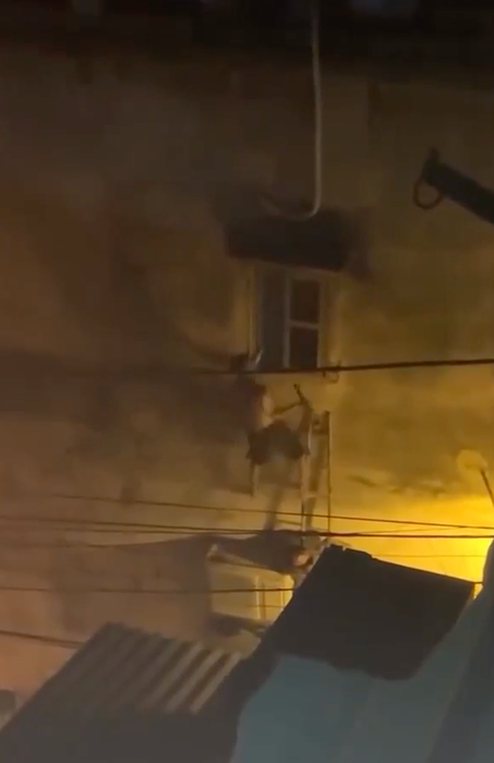 Các 'anh hùng' leo thang, đập tường cứu người trong vụ cháy ở Trung Kính