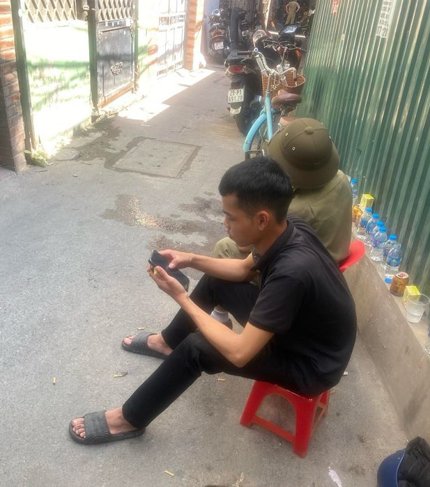 Các 'anh hùng' leo thang, đập tường cứu người trong đám cháy ở Trung Kính