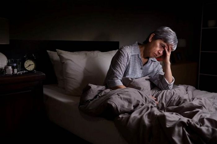 Một số người cao tuổi có thể gặp phải vấn đề mất ngủ kéo dài
