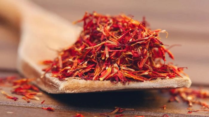 Cần chú ý đến liều lượng khi sử dụng saffron và tránh sử dụng quá mức