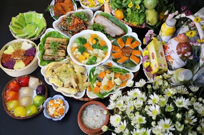 Những người mắc các bệnh lý mạn tính cần tuân thủ chế độ ăn uống khoa học trong dịp Tết.