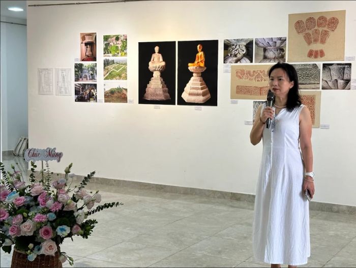 Giới thiệu về triển lãm là Phó Giáo sư-Tiến sỹ-họa sỹ Trang Thanh Hiền. (Ảnh: PV/Vietnam+)
