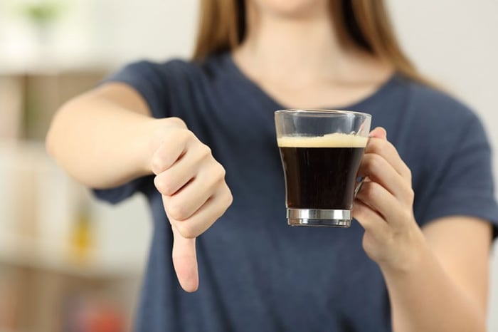 Hạn chế uống đồ uống có chứa caffein là điều bạn nên làm