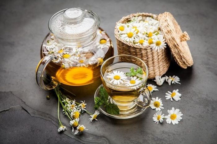 Uống trà hoa cúc giúp giảm căng thẳng và thư giãn tinh thần.