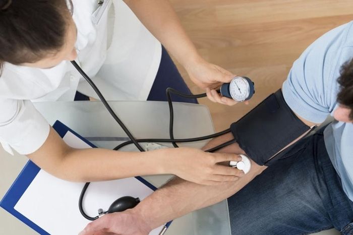 Đo huyết áp trong quá trình kiểm tra sức khỏe